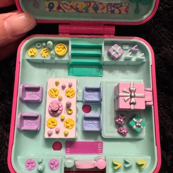 Vintage Polly Pocket Partytime Surprise Birthday Party Pink (1989) - Picture 4 of 8